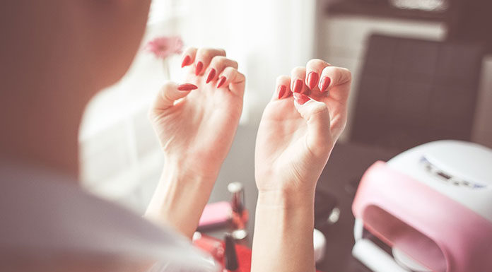 Jak samodzielnie zrobić paznokcie hybrydowe?
