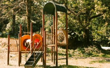 Z jakich materiałów są robione najlepsze urządzenia na plac zabaw